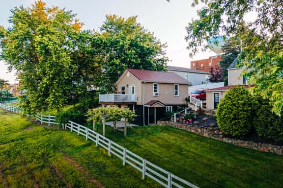 Golden Valley Cottage - Image 1