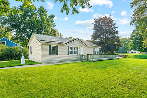 Lake Escape Cottage - Image 1