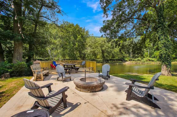 Frog Hollow Lodge