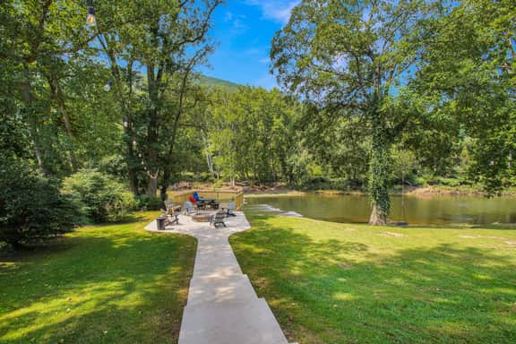 Frog Hollow Lodge