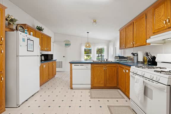 Lake Escape Cottage - Image 5